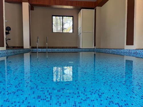 泳池, C P Cottage Resort in 馬哈巴勒什瓦