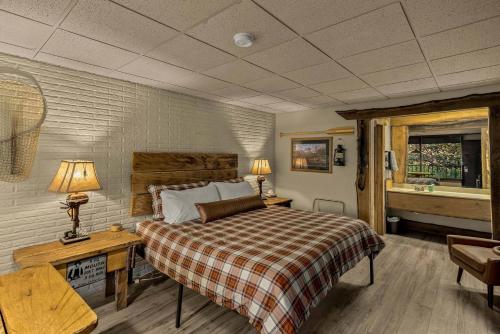 Stonegate Lodge King Bed WIFI 50 in Roku TV Salt Water Pool Room # 101 in Eureka Springs, USA