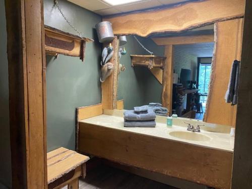 Stonegate Lodge King Bed WIFI 50in Roku TV Salt Water Pool Room #102 in Eureka Springs, USA