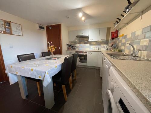 Rural, Secure Garden, Woodland Walks, 23 min to beach in Bwlch-y-groes