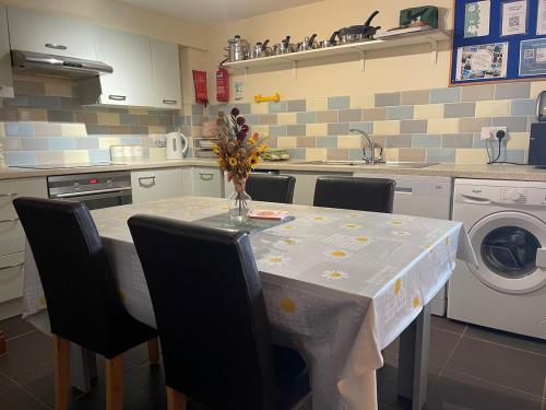 Rural, Secure Garden, Woodland Walks, 23 min to beach in Bwlch-y-groes
