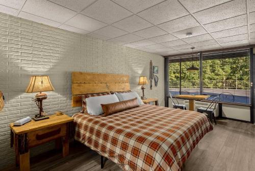 Stonegate Lodge King Bed, WIFI, 50in Roku TV, Salt Water Pool Room #108 in Eureka Springs, USA