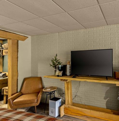 Stonegate Lodge King Bed, WIFI, 50in Roku TV, Salt Water Pool Room #108 in Eureka Springs, USA
