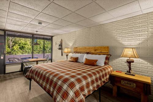 Stonegate Lodge Bed, WIFI, 50in Roku TV, Salt Water Pool Room #109 in Eureka Springs, USA