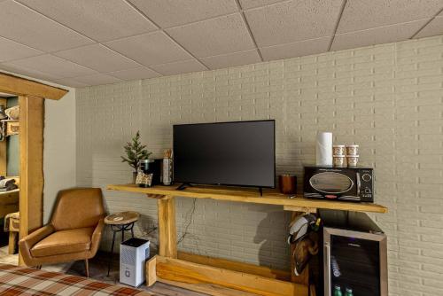 Stonegate Lodge Bed, WIFI, 50in Roku TV, Salt Water Pool Room #109 in Eureka Springs, USA