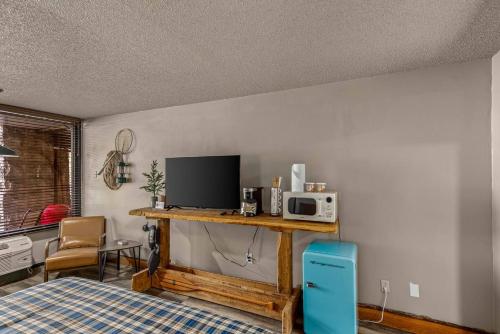 Stonegate Lodge W Pool & Outdoor Firepits Room #201 in Eureka Springs, USA