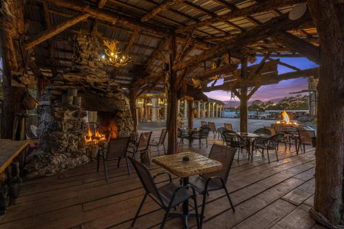 Stonegate Lodge W Pool & Outdoor Firepits Room #201 in Eureka Springs, USA