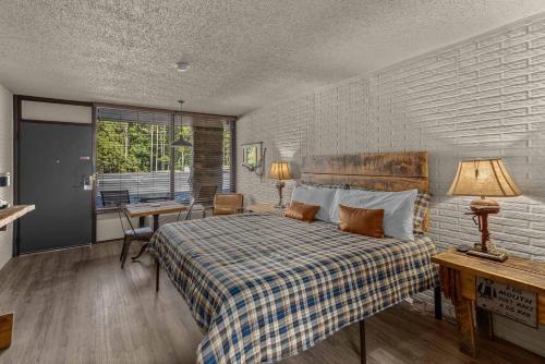 Stonegate Lodge King Bed, 2mi to Historic DTWN Salt Water Pool Room #206 in Eureka Springs, USA