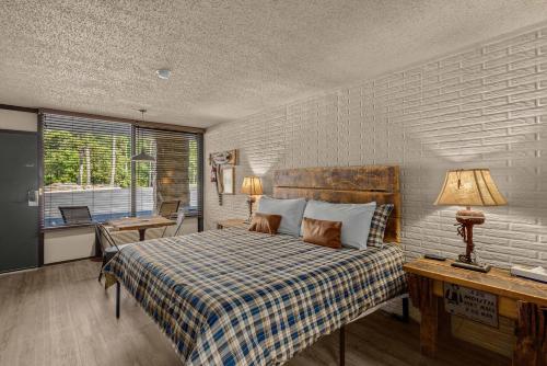 Stonegate Lodge - Pool & Firepits Room #208 in Eureka Springs, USA