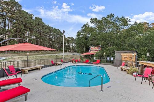 Stonegate Lodge - Pool & Firepits Room #208 in Eureka Springs, USA