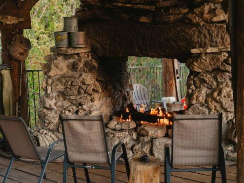 Stonegate Lodge King Bed Pool Fast WIFI 2 mi 2 DTWN Room #306 in Eureka Springs, USA