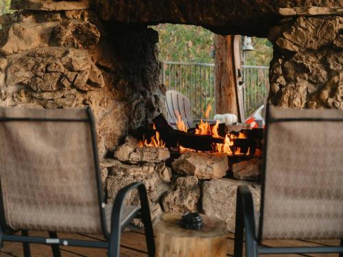 Stonegate Lodge Saltwater Pool 2 Queen Beds Firepit Fast WiFi Room #307 in Eureka Springs, USA