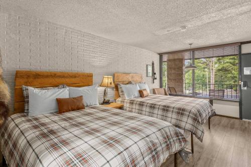 Stonegate Lodge Saltwater Pool 2 Queen Beds Firepit Fast WiFi Room #307 in Eureka Springs, USA