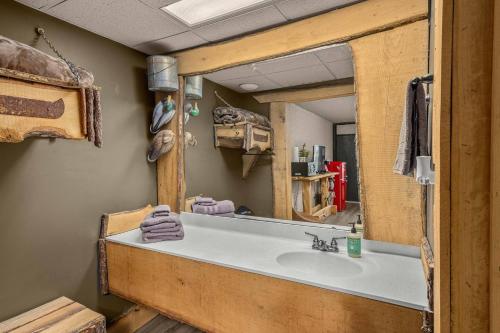 Stonegate Lodge King Bed Fast WiFi 40in TV Salt Water Pool Room #309 in Eureka Springs, USA