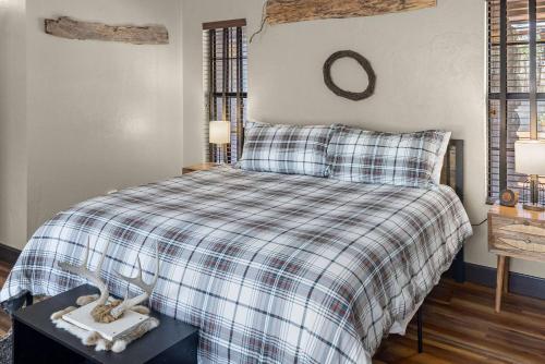 Stonegate Lodge Bears Den Kitchen, Pool, Firepit, WIFI ,Smart TVs in Eureka Springs, USA