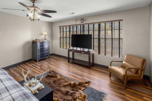 Stonegate Lodge Bears Den Kitchen, Pool, Firepit, WIFI ,Smart TVs in Eureka Springs, USA