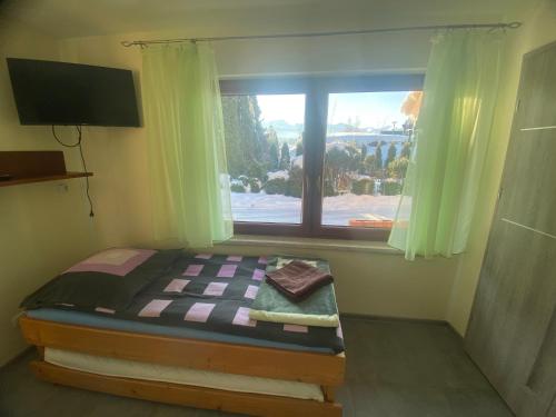 1 queen bed, 2 twin beds