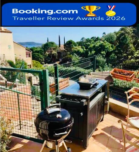 CAVALAIRE vue MER au loin MAISONNETTE TOUT EQUIPEE POUR 4 PERSONNES AVEC PISCINE CLIM WIFI VELOS TV  – khách sạn tại Le Paradou