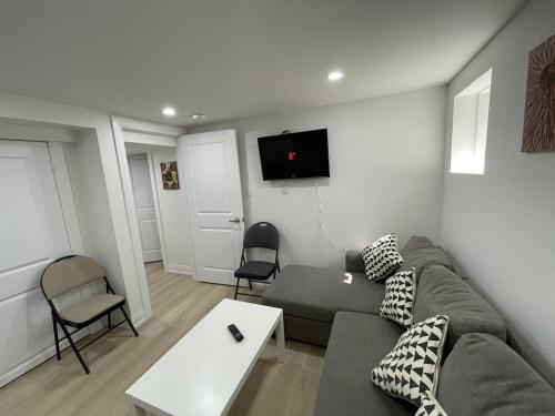 The Pantry Suite - Cozy Basement Stay – khách sạn tại Streetsville