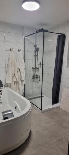 Duša, Parenthèse détente à 2 ou plus proche via Rhôna (Parenthese detente a 2 ou plus proche via Rhona) in Charmes Sur Rhone