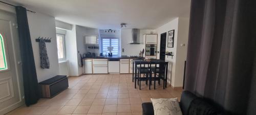 Parenthèse détente à 2 ou plus proche via Rhôna (Parenthese detente a 2 ou plus proche via Rhona) in Charmes Sur Rhone