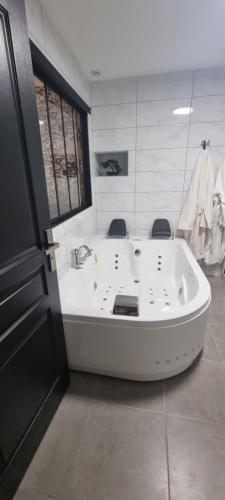 Karstais baseins, Parenthèse détente à 2 ou plus proche via Rhôna (Parenthese detente a 2 ou plus proche via Rhona) in Charmes Sur Rhone