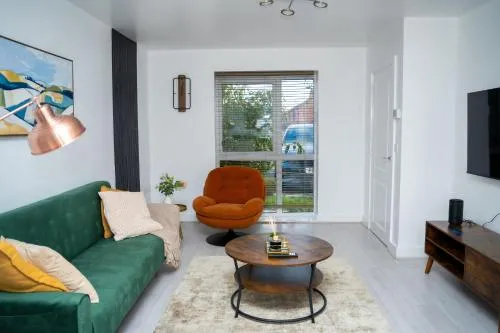 Modern 2BR Home in Manchester Co-op live parking photo 2