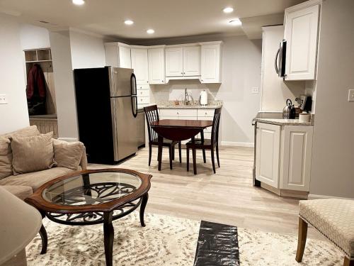 Walk everywhere location, subway, center, Newer Apt, sleeps 4-Newton Centre in Newton (Massachusetts)