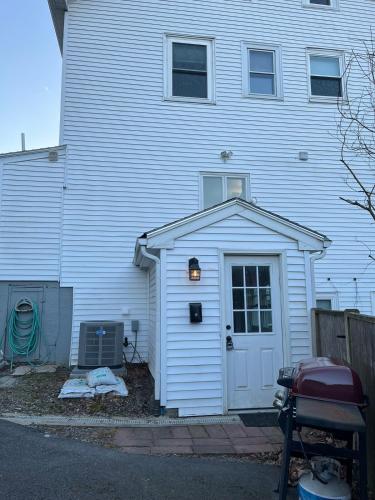 Walk everywhere location, subway, center, Newer Apt, sleeps 4-Newton Centre in Newton (Massachusetts)