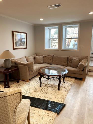 Walk everywhere location, subway, center, Newer Apt, sleeps 4-Newton Centre in Newton (Massachusetts)