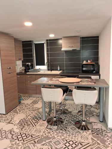 Studio calme & confortable et borne recharge VE in Марсіллі-сюр-Тілль