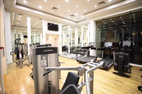 Luxurious 2 Bedrooms Apartment in DT Versace Tower - image 5