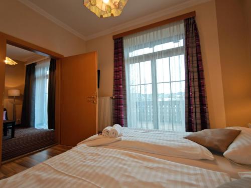 1 queen bed, 1 sofa bed