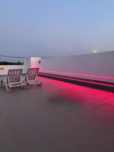 ระเบียง/ชานเรือน, Family-Friendly Villa with Private Pool & Rooftop Oasis in เปนินา