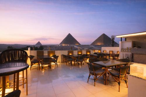 Restaurant, Pyramids On The Spot View in Giza