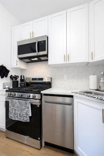 Kitchen, Hoboken Getaway - 15 Minutes To NYC - Great Location - Sleeps 6 comfortably in Hoboken (Nj)