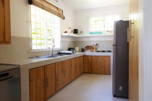 Salty Toes Beach House - Beachfront Escape near Bel Ombre with Garden & WiFi in Bel lombr