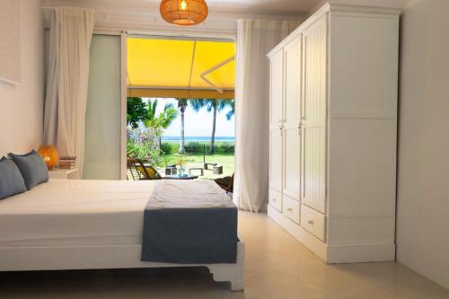 Salty Toes Beach House - Beachfront Escape near Bel Ombre with Garden & WiFi in Bel lombr