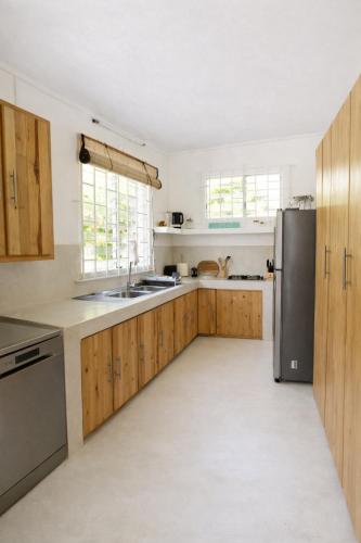 Salty Toes Beach House - Beachfront Escape near Bel Ombre with Garden & WiFi in Bel lombr