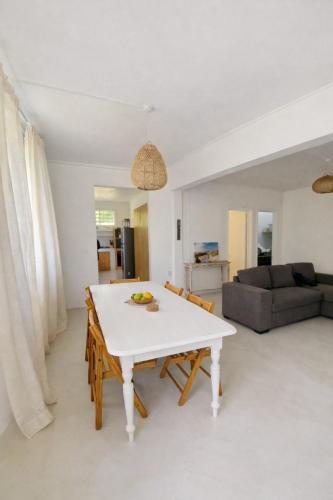 Salty Toes Beach House - Beachfront Escape near Bel Ombre with Garden & WiFi in Bel lombr