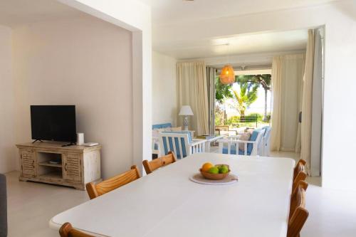 Salty Toes Beach House - Beachfront Escape near Bel Ombre with Garden & WiFi in Bel lombr