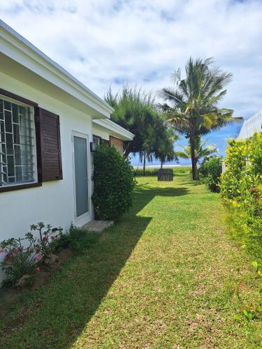 Salty Toes Beach House - Beachfront Escape near Bel Ombre with Garden & WiFi in Bel lombr