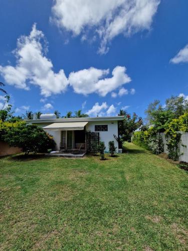 Salty Toes Beach House - Beachfront Escape near Bel Ombre with Garden & WiFi in Bel lombr