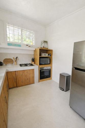 Salty Toes Beach House - Beachfront Escape near Bel Ombre with Garden & WiFi in Bel lombr