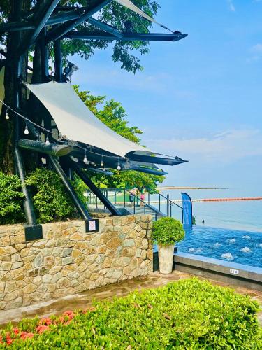 Swimming pool, Pattaya Modus Beachfront Resort in Naklua
