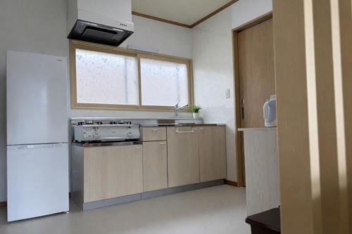 白樺 l リノベーション済 l 千歳空港まで30分 l 貸切の一軒家 l 8名様までOK (白樺 l リノベーション済 l 千歳空港まで30分 l 貸切の一軒家 l 8名様までOK) in ยุนิ