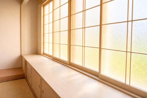 白樺 l リノベーション済 l 千歳空港まで30分 l 貸切の一軒家 l 8名様までOK (白樺 l リノベーション済 l 千歳空港まで30分 l 貸切の一軒家 l 8名様までOK) in ยุนิ