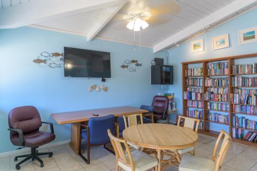 Tiki 331 - Oceanview 1BR Condo Sleeps 6 with Pools - image 3