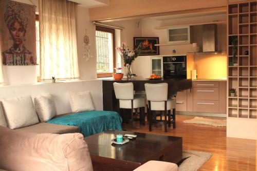 Warm Getaway 1BR APT w Balcony Free Garage Prkng