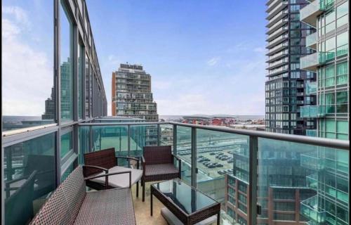 Liberty Village Condo Lake and BMO Field View – khách sạn tại Brockton Village